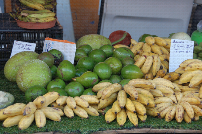 Marché St André (Réunion) - Différents fruits locaux : arbre à pain, banane et avocat